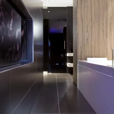 Carbon Hotel 4*
