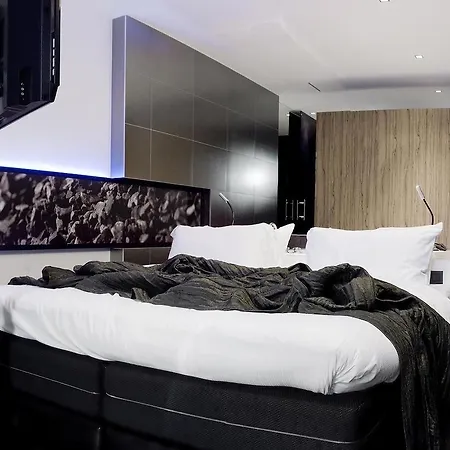 Hotel Carbon 4*