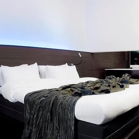 Carbon Hotel 4*