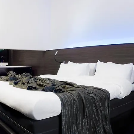 Carbon Hotel 4*